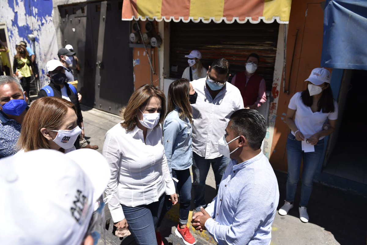 AnaLiliaHerrera's tweet photo. ¡Muy contenta de platicar con las mujeres y hombres de #Mexicaltzingo, que nunca dan un paso hacia atrás! 

#AquíNadieSeRinde https://t.co/hF2v0Q40wh