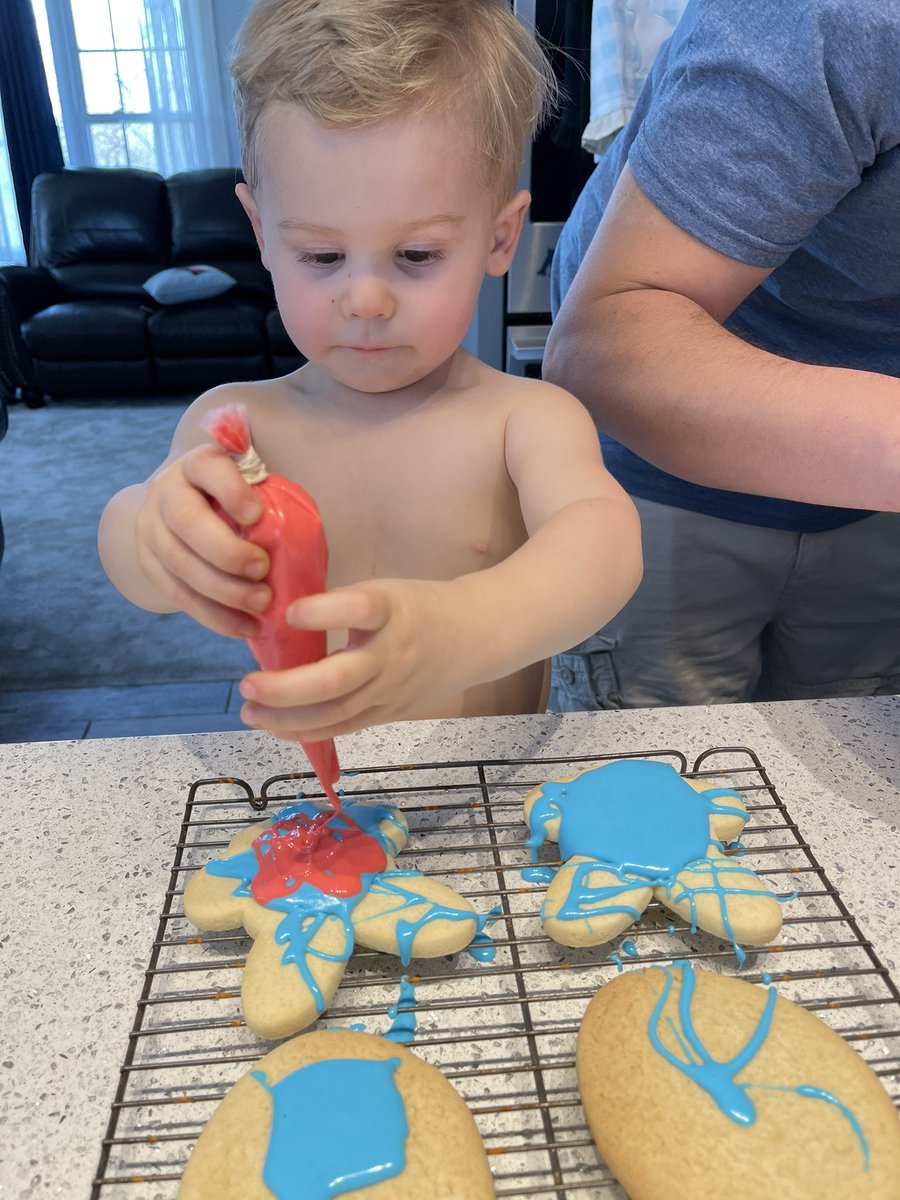 ThatTeachinLady's tweet photo. Probably not what @EatnPark had in mind for their #smileycookie Easter kits but we tried 😂🐇🐣 These kids had a blast pouring icing all over the place! https://t.co/eKYqhzgxCL