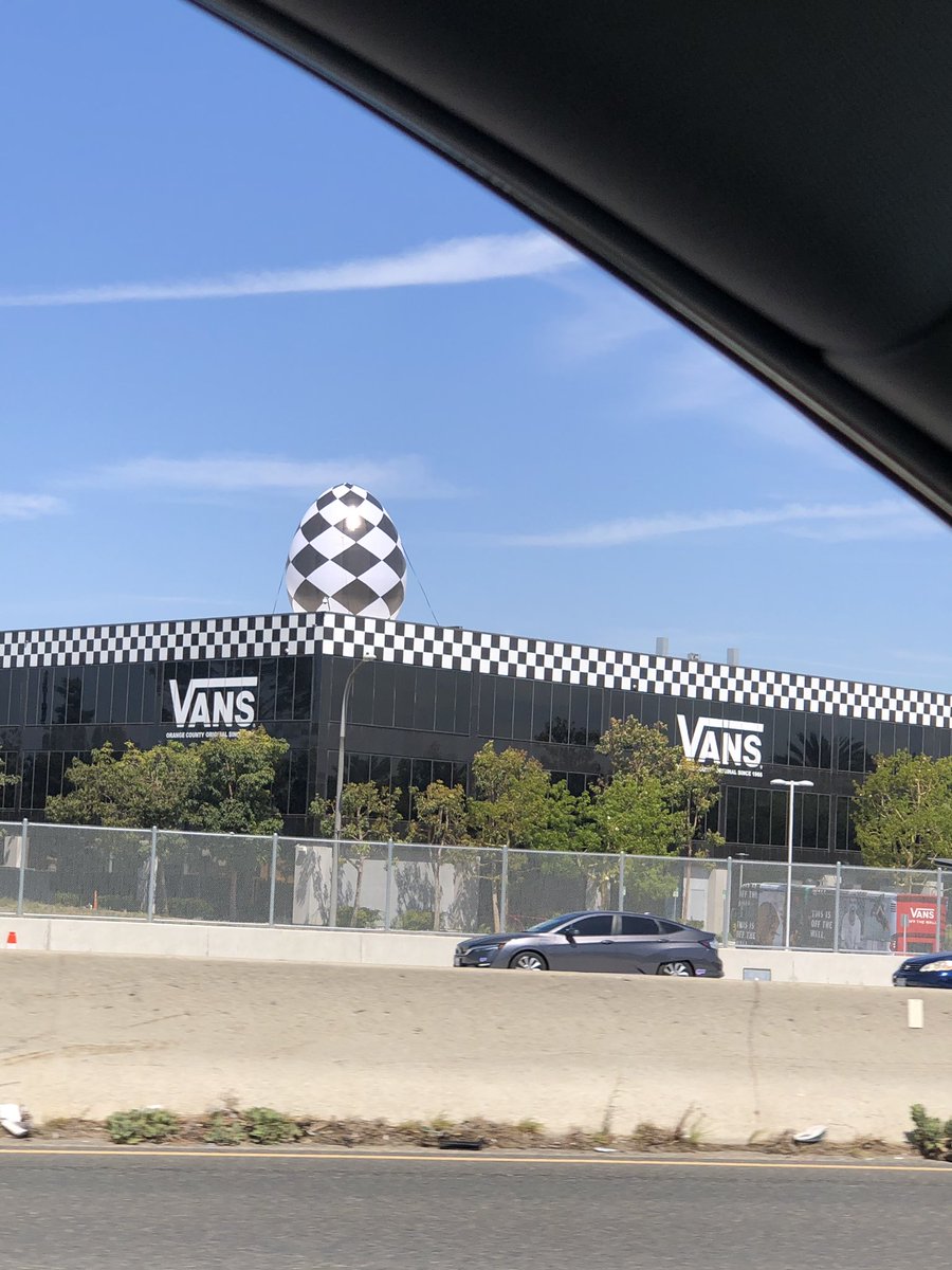 YoshiKanda1's tweet photo. ハッピーイースター from Vans HQ🐰🐣 https://t.co/OnnnigWhLm