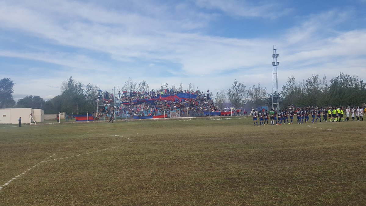 Juanpampa86's tweet photo. Ese no se que dentro de uno que es mezcla de orgullo, pasion y te hace saber que siempre estaran ahi pintando nuestra ilusion de rojo y azul,  vamos santa...vamos @JuventudUnidaSI https://t.co/WxFnRWzMs4