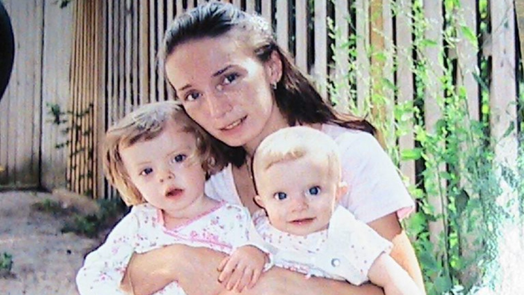 AddPalm's tweet image. มีคุณแม่ชื่อ elaine campione ได้ถ่ายวิดีโอบันทึกภาพเธอและลูกสาวอีก 2 คน ที่แปลกคือ elaine พูดจาด่าสามีเธอให้ลูกฟัง แต่พอปิดกล้องเสร็จ elaine ตัดสินใจฆ่าลูกๆทั้ง 2 ของเธอตาย และหลังจากนั้นก็กลับมาถ่ายคลิปตัวเองต่อ! เธอทำแบบนี้ทำไม? อ่านต่อในเธรดต่อไปได้เลย (1)