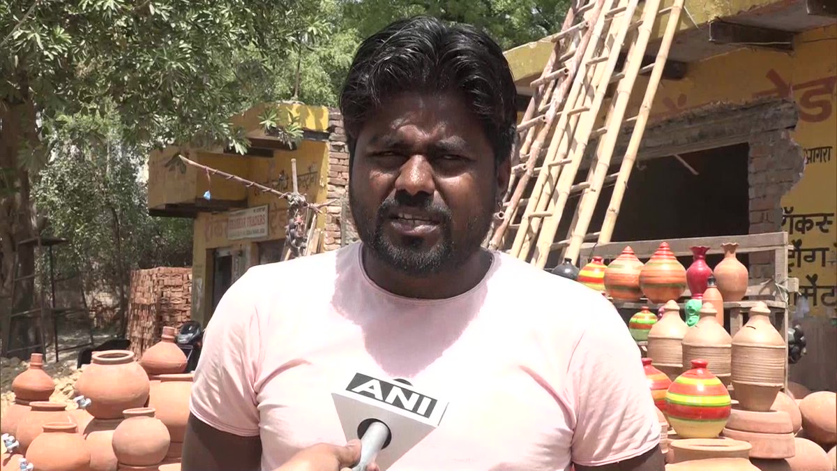 ANINewsUP's tweet photo. Agra: Arrival of blazing summer heat triggers surge in demand for earthen pots 

"People are avoiding using refrigerators to cool water as they're wary of catching cold amid pandemic. Naturally cooled water has more benefits," one of the sellers said 

(Visuals from yesterday) https://t.co/9WLKYFu3lt