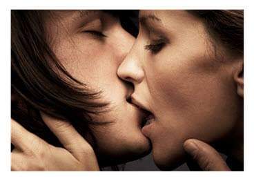 Красивый поцелуй в губы. Глубокий поцелуй. Она и он сосутся. Стра тный поцелуй с языком. Красивый поцелуй.