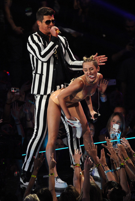Los VMA’s 2013 fueron un momento en la cultura pop qué muchos recordamos y Miley Cyrus dio qué hablar no solo esa noche. Con un nuevo corte de pelo, videos polemicos y su era Bangerz rompió records vevo, tuvo un album y cancion #1 en Billboard.