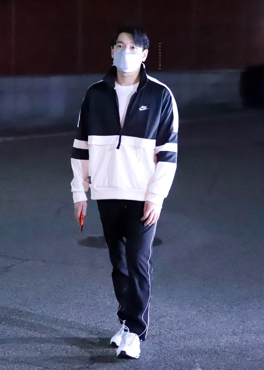 20190421 조승우 퇴근길 아노락

msearch.shopping.naver.com/catalog/263394…

NIKE
나이키 에어 하프집업 컬러블럭 아노락 바람막이 자켓 AR1839 010

🏷 105000