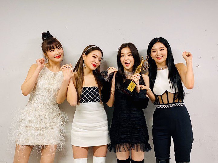 RV_storage0801's tweet photo. 웬디를 기다리며 자리를 비워둔 레드벨벳 멤버들 💚💜💗💛💙 https://t.co/vCkxP6gUgN