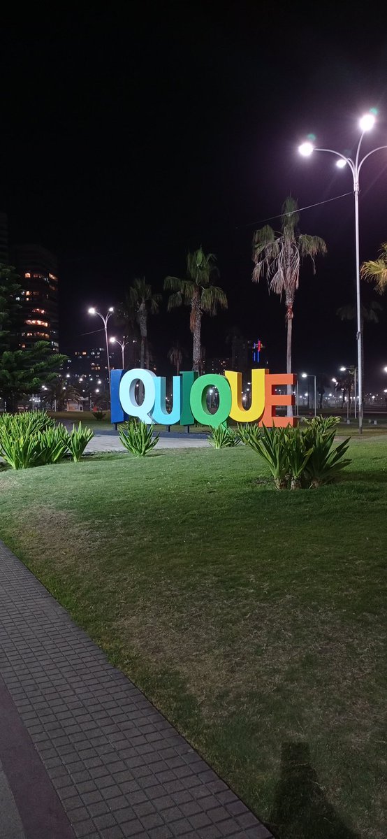 Qué lindo se ve el letrero de #Iquique en plenitud de colores.
#TierraDeCampeones 🐉⚓🏜️🏖️