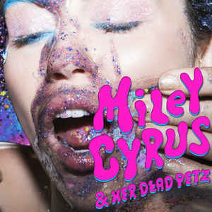 En 2015 Miley lanzo, gratis y sin su discografica, su álbum psicodélico Dead Petz. Considerado adelantado y predecesor de la ruptura de reglas/tradicion en el pop recibio entonces malas criticas mientras en los VMAs Cyrus cantaba “I smoke pot/I love peace“ rodeada de drag queens