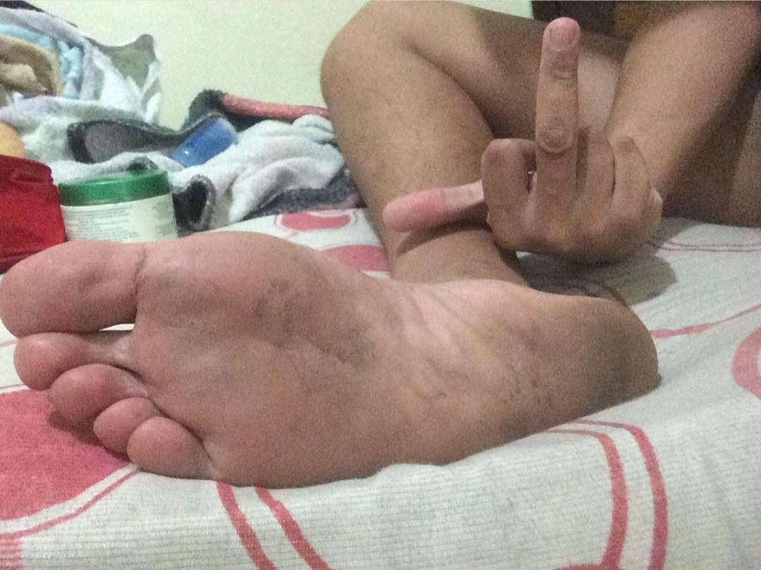 LPezudo's tweet photo. Lambe aí troxa do caralho, limpa o pezão do teu macho. 👊🏻 https://t.co/YP4SS6rxMC