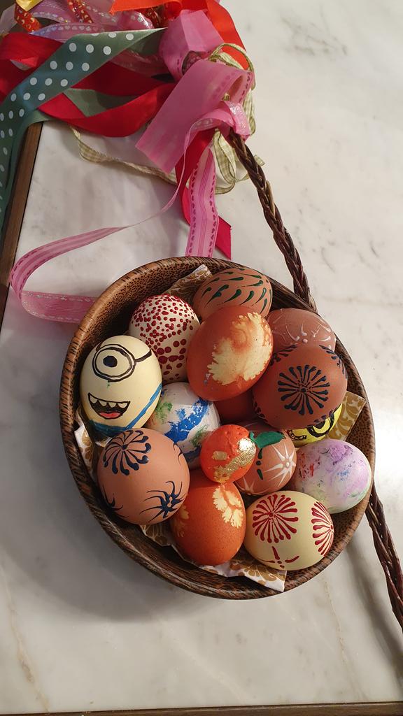 Veselé velikonoce všem.
Амьтад бүхэн олон өндөг гаргаж үржих болтугай, эмэгтэйчүүд бүхэн сайн ташуурдуулж улам сайхан залуу болтугай гэх хаврын баярын мэнд хүргэе. 
Өчигдөр зээ охидуудтайгаа хамт будсан өндөгнүүд