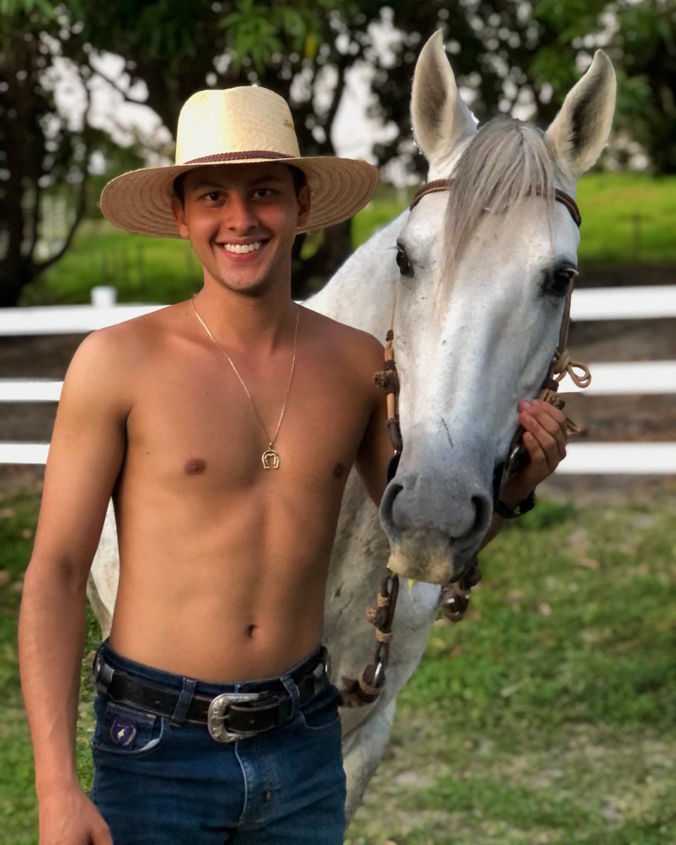 pedroivo97's tweet photo. Coisas boas acontecem para quem sorri 🍀 #paixao #cavalos #mangalargamarchador #abccmm #puramarcha #chapeukaranda https://t.co/sVzWWK3ltH