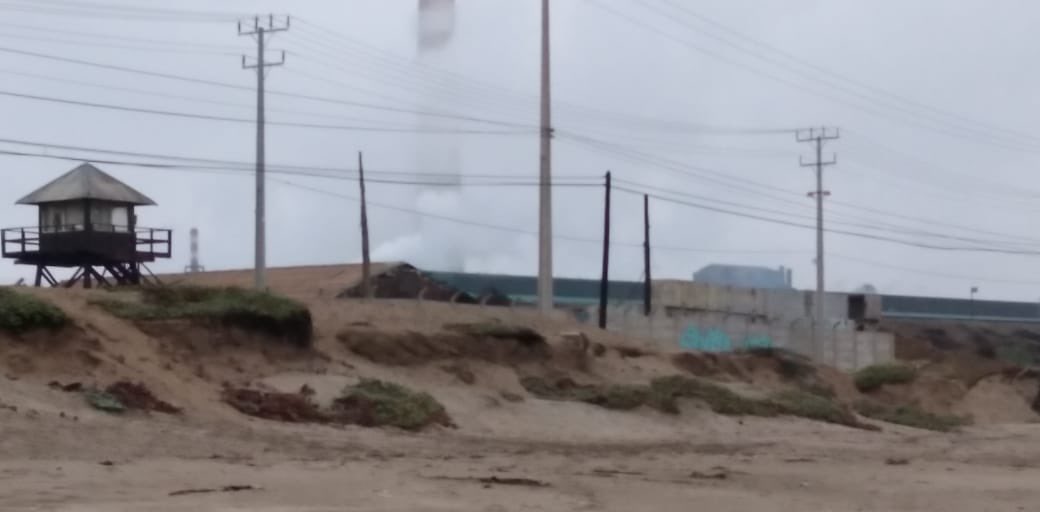 DunasdeRitoque's tweet image. Gases fugitivos de Fundición de cobre Codelco Ventanas Chile, peligroso tránsito por contaminación del sector @elonmusk #Coppergate @GreenpeaceCL @GretaThunberg