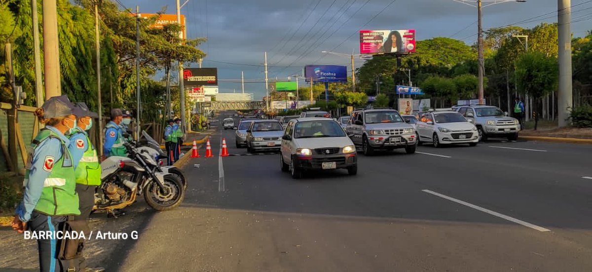 CarazoEn's tweet photo. Compañeros d la Dirección d Tránsito d la Policía Nacional, regular tráfico y garantizan regreso seguros a los veraneantes. #VeranoSeguro2021 #4Abril #NicaraguaÚnicaOriginal @ElManifiesto79 @AdelanteSiempr4 @Soldelibertad14 @Cristin64202951 @veneciavmt @mijamart88 @ https://t.co/oEtbVeKt4O