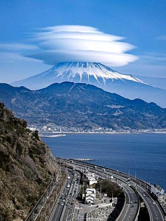 Explorarium's tweet photo. Las nubes lenticulares se forman regularmente sobre la cima de las montañas. Dicho fenómeno ocurre con cierta frecuencia en el monte Fuji, Japón.
#explorarium #volcanes #paisajes #asia #lugaresmagicos #japon https://t.co/L2mm0Rb2mM