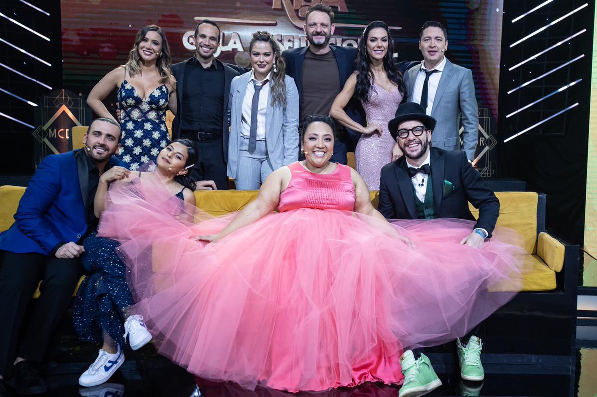 Mariazelzel's tweet photo. Seguimos de manteles largos en @MeCaigoDeRisa... 

#MCDRLaGala por 📺 🌟 @Canal_Estrellas 

¿Ya nos están viendo? https://t.co/ReVoEO9ZSq