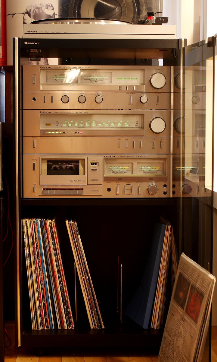 UrLeadingLady's tweet photo. shoutout to the kids who grew up around setups like this. 

cheers to the music that raised us.  #Verzuz https://t.co/K61aQ6YAzD