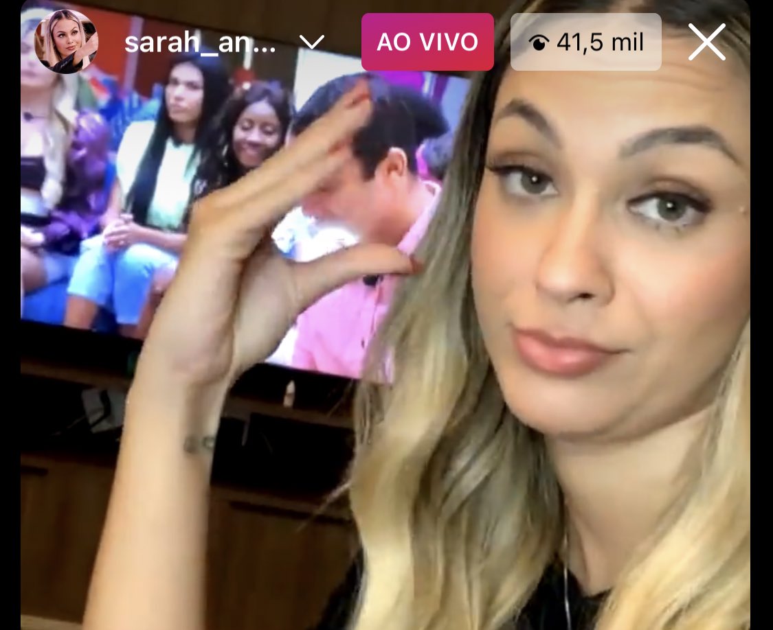 oliviabucker's tweet photo. as reações da sarah quando a tubos indicou o gil, é sobre isso 🌈 https://t.co/FXgAxXUO6q
