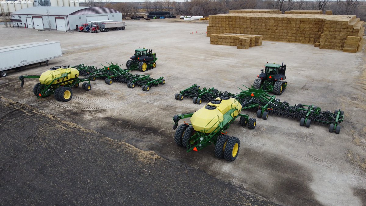 rlacres's tweet image. Ready and waiting to seed! #Plant21 #9RT #teamtracks @JohnDeere @ennsbros #Kenworth #EasterSunday