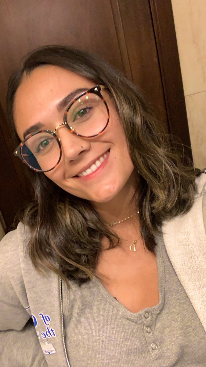 danielalous's tweet photo. No me dejen a mis amigas y a mí solas con unas tijeras de manualidades porque pasan travesuras 🙃💇🏻‍♀️😂 https://t.co/BrjnI1iQmf