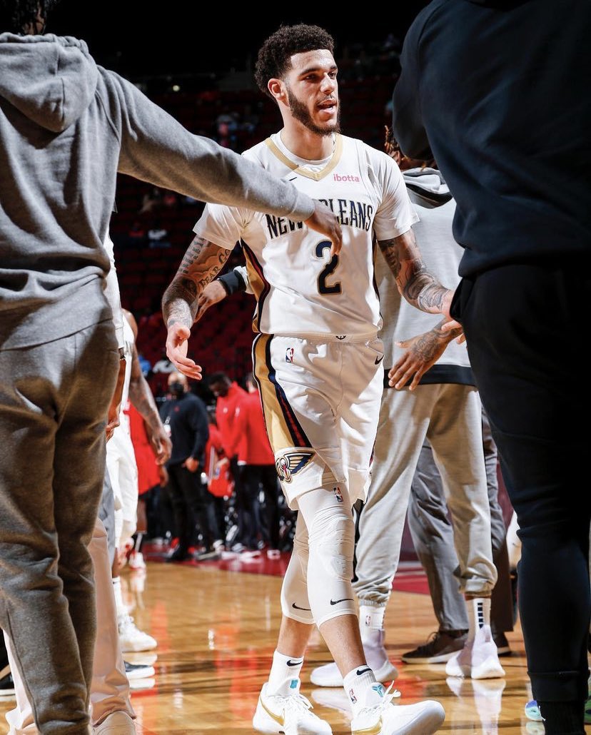 TheLonzoEra's tweet photo. Lonzo Ball tonight on his return:

27 Points
4 Rebounds
9 Assists 
3 Steals
8/15 3PT (Career-High)
70% TS
+4
And the W 

No Zion and BI no problem. https://t.co/asiLpzIiod