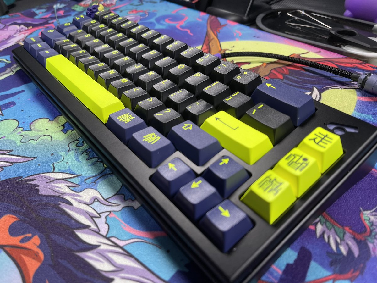 CablesKalamity's tweet photo. Hoppy Easter! 🐇 

Figured I’d share the latest/greatest build 👌 1/1 custom #Chimera65 with cerakoted extras and weight! Marshmallow switches with gmk nightrunner! This Should be illegal! 🥵 https://t.co/aWWaMnsKo2