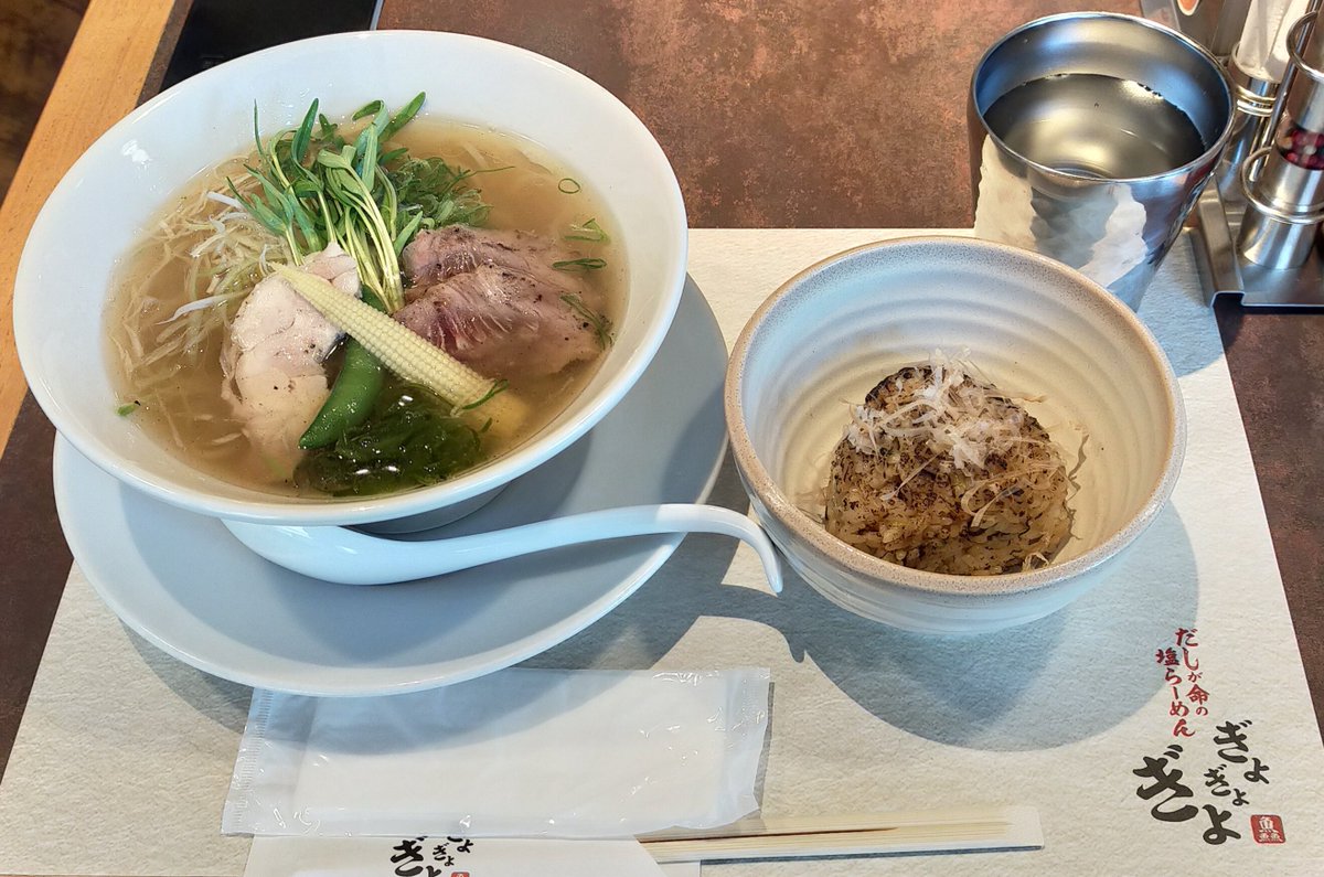 Akihiko777 今日の昼食は ぎょぎょぎょの塩ラーメンと焼きおにぎり です なんばパークス に新店舗を構えたと聞いてやって来ました あっさりして非常に食べやすいです 焼きおにぎりにラーメンの出汁をかけて食べるのも最高でした ちょっと癖になるかも Akihiko777 今日の昼食は ぎょぎょぎょの塩ラーメンと焼きおにぎり です なんばパークス に新店舗を構えたと聞いてやって来ました あっさりして非常に食べやすいです 焼きおにぎりにラーメンの出汁をかけて食べるのも最高でした ちょっと癖になるかも