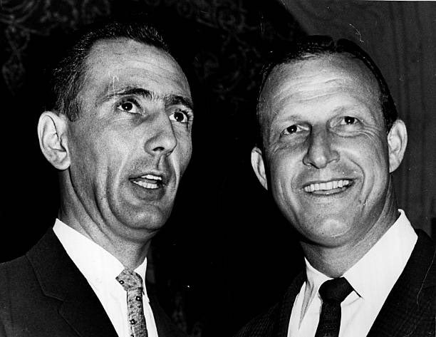 “Old Days”2 of Sports Biggest Names in the 1950s Bob Cousy and Stan Musial get together at a 1962 Function.#Celtics #Boston #NBA #MLB #STLCards #StLouis #1950s https://t.co/gKC3i9rGY9