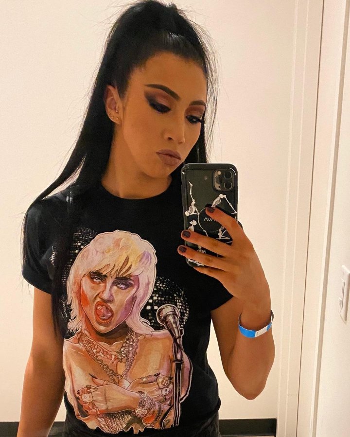 Indi Hartwell parody (@hartoflndi) on Twitter photo 