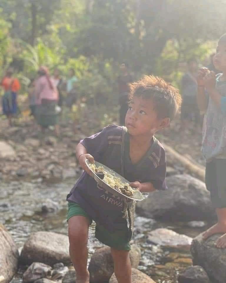 The life of the Karen people who had to run away with a plate of rice when a warplane came over while they were eating.
 April 4, 2021  This picture was taken this morning.

#MyanmarCoup