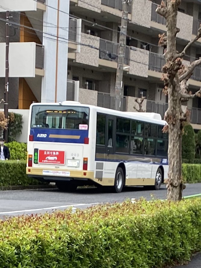きりたんぽ下連雀 京王バス八王子のやつ新車 になってた しかもカラーリング新しいやつ 府中とか渋谷で見るやつ