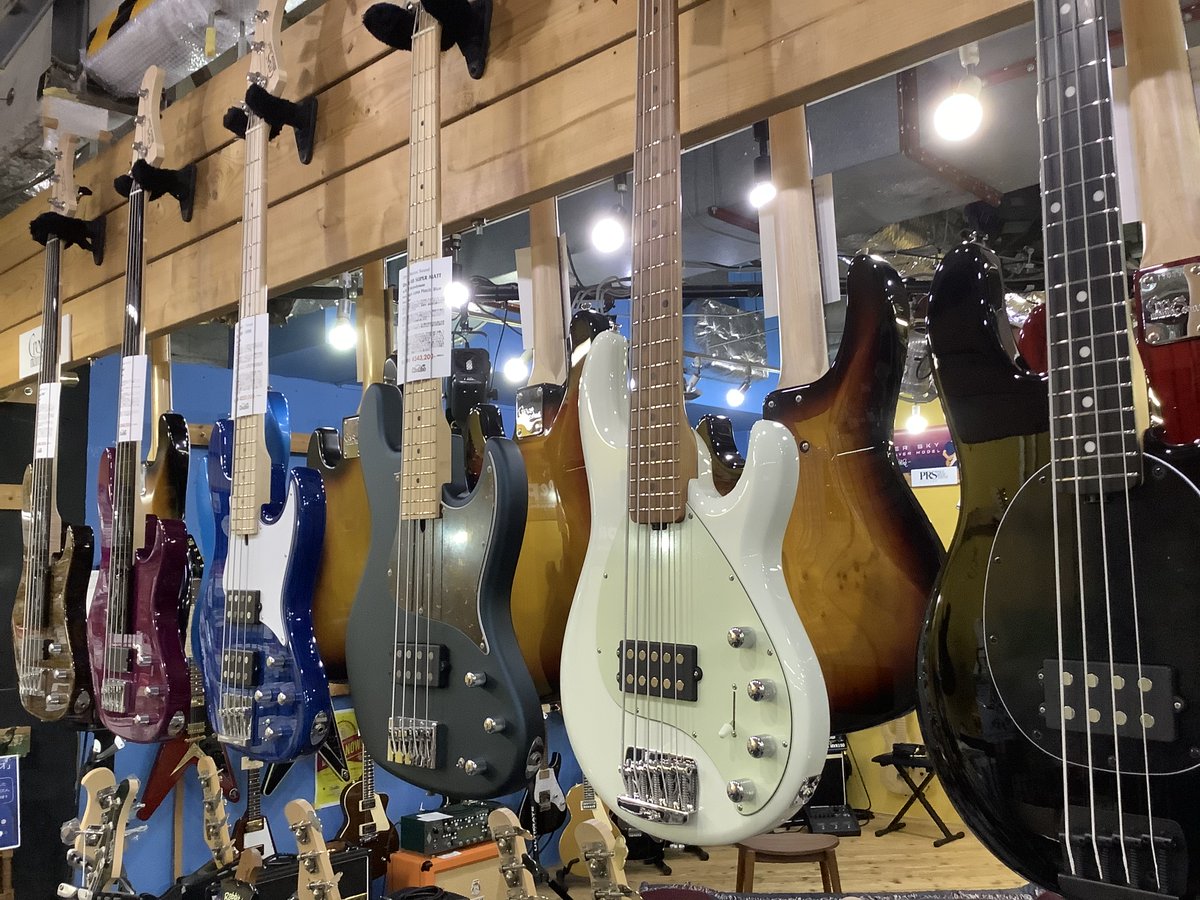 hoochies_tokyo's tweet photo. 【ベースコーナーリニューアル】
MusicMan StingRayの入荷に合わせて、コーナーをリニューアル。
ハムバッカー搭載モデルを主軸にロックでパンクなコーナーに仕上がっております。
この春、ラウドにいきませんか??
#MusicMan #Crews #Rabbitis #Bass #StingRay #Uncle https://t.co/HR4aMFbJKb