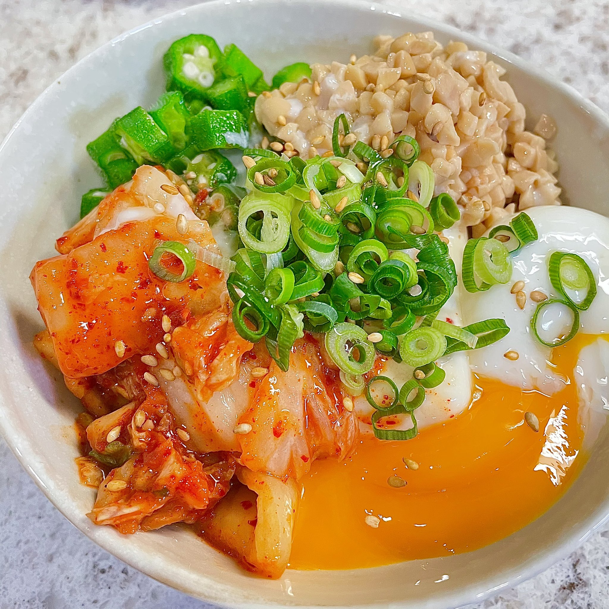 Hazu 12kg痩せたダイエッター 16kgダイエットした時から 食べてる私の痩せ丼 豆腐の上にオクラ 納豆 キムチ 温玉 ネギ ごまを好きなだけ乗せます サラダチキンやささみがあっても だし醤油orめんつゆを適量かけたら完成 ホカホカのご飯の上