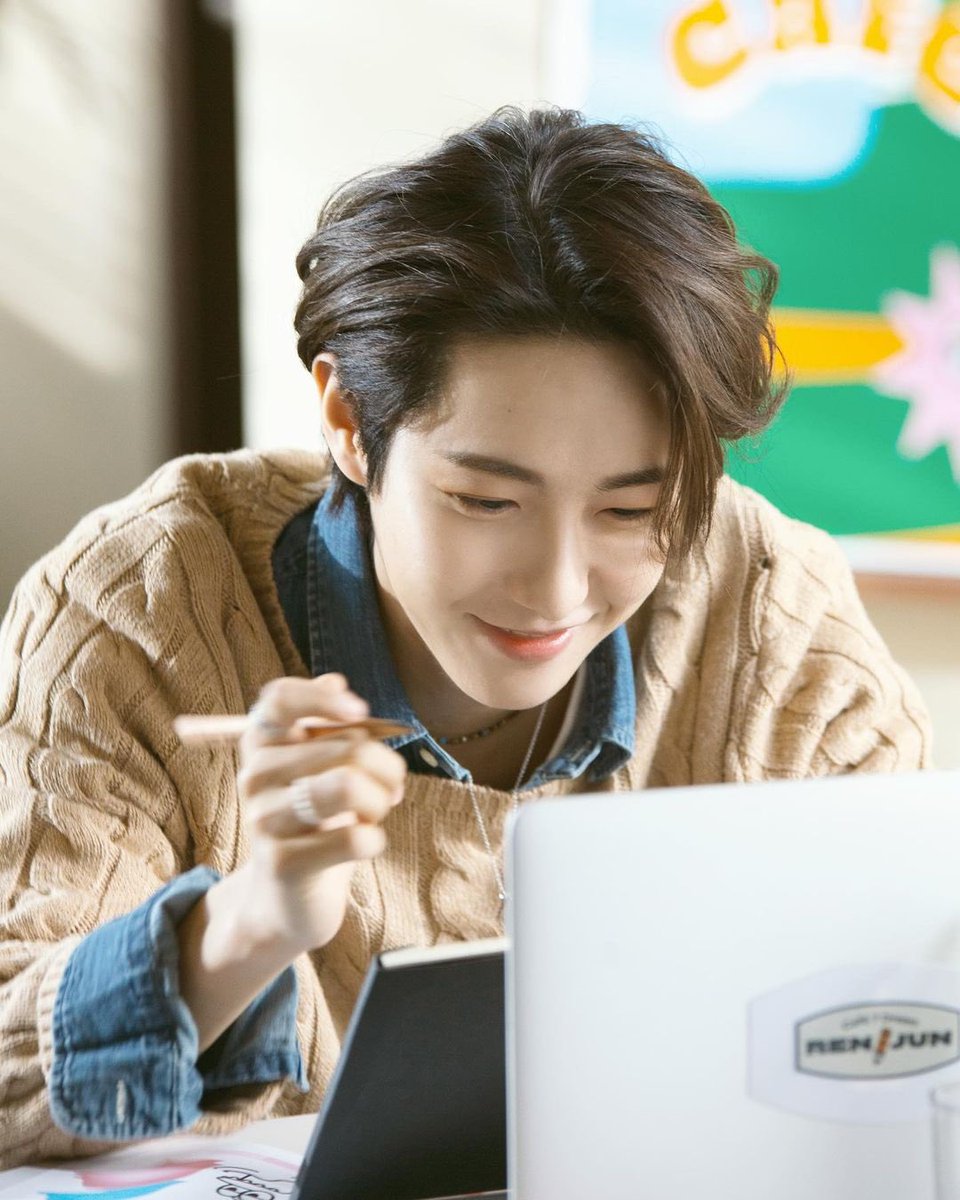 ก็ว่าทำไมคุณบาริสต้ามองโต๊ะนั้นตาไม่กระพริบ