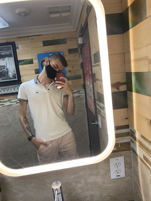 1 pic. fuck me in the bathroom?? https://t.co/NKquXoc8Fb