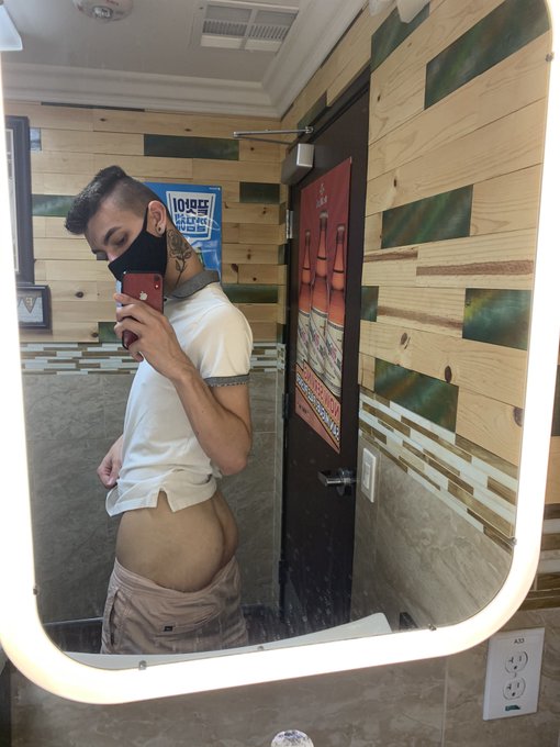 2 pic. fuck me in the bathroom?? https://t.co/NKquXoc8Fb