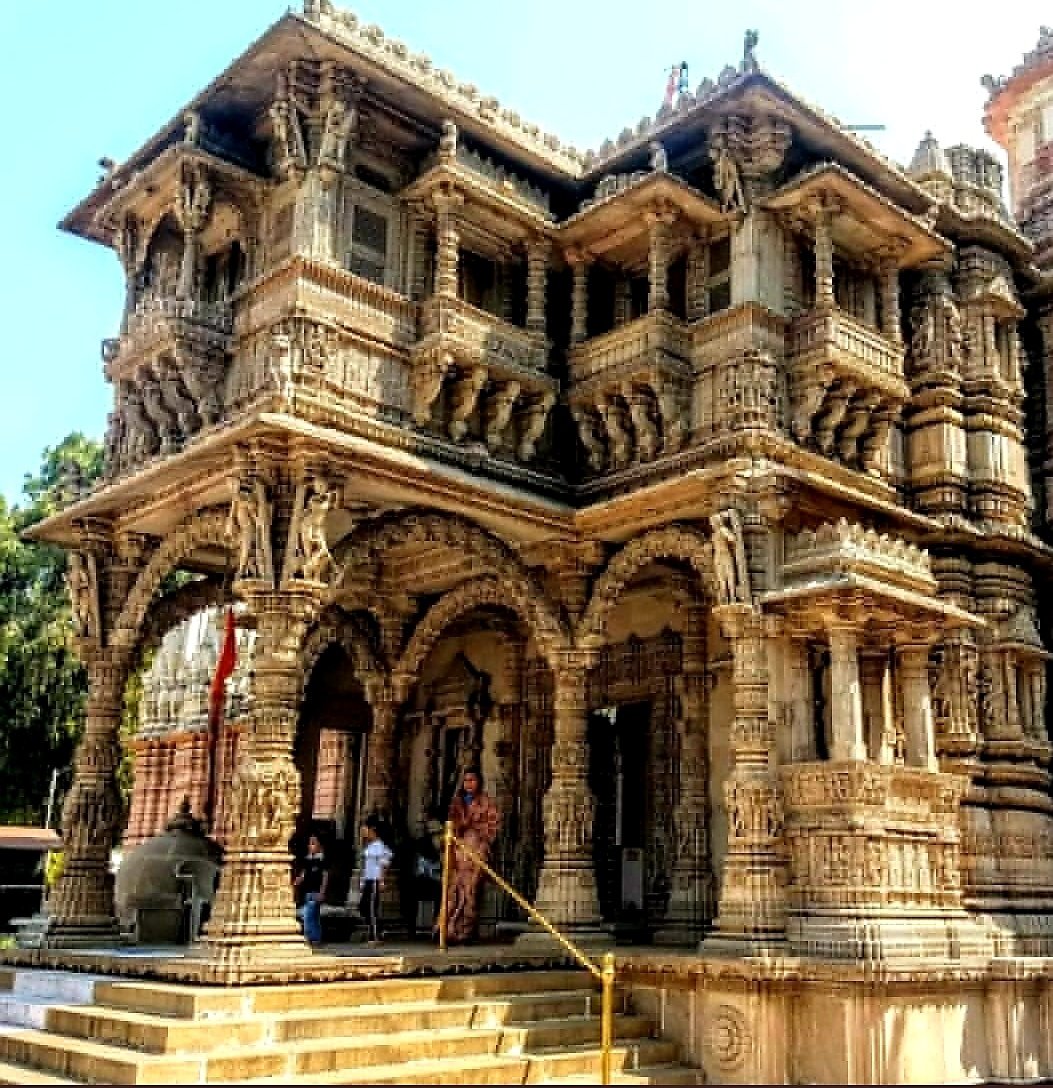 harshagujaratan's tweet image. The entrance to the stunning Hutheesingh JainMandir at Ahmedabad 

The patron of this 19th century temple was Sheth Hathisinh , a wealthy trader of Ahmedabad who died young at 49.
