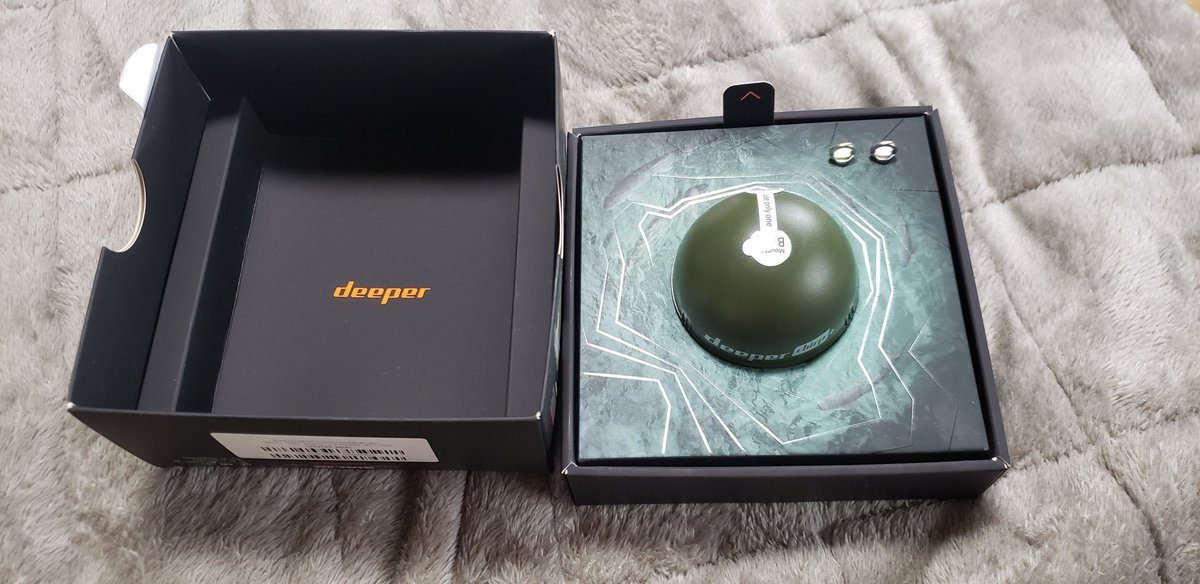 fiiiiish60up's tweet photo. 色クッソ地味やんって思ったけどなんだかんだで蓋開けたらカッコいいな！

Deeper proは使用前に部屋で紛失して
Deeper pro+ 買ったら故障して修理不可になったから破格の値段で購入してました。
今度試しに使ったろ。笑
久々に魚探を使う釣りをします。
#DeeperChirp https://t.co/IwDCEp4ttm
