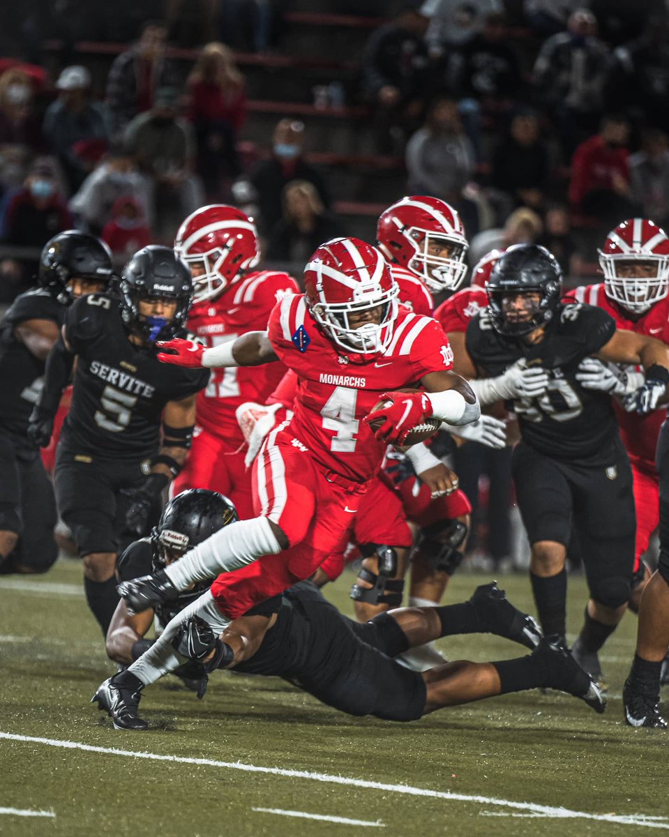 Materdei vs Servite! Caliball at its best..... #highschoolfootball #caliball #cif #freelancephotographer #sonygang #alpha1 #sidelineshooter #designssports