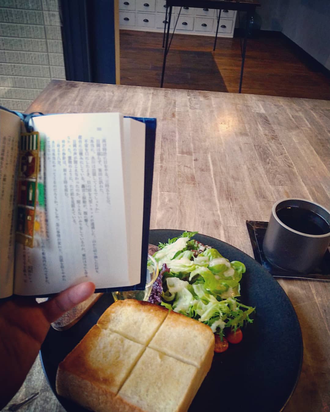 もりっち 久々の休日 カフェで読書は 鉄板でしょ 孤狼の血 柚月裕子 カフェ カフェ巡り Cafe 福岡 カフェ 読書 読書記録 小説 Book 本 文芸書 T Co Nvjyeg5uas Twitter
