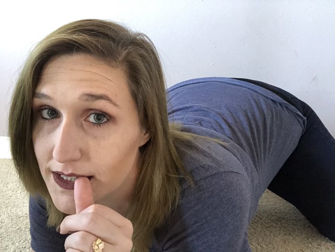 I look hot in this pic so....   ReTweet it or something 😂😂 https://t.co/oRy3AtUZMF