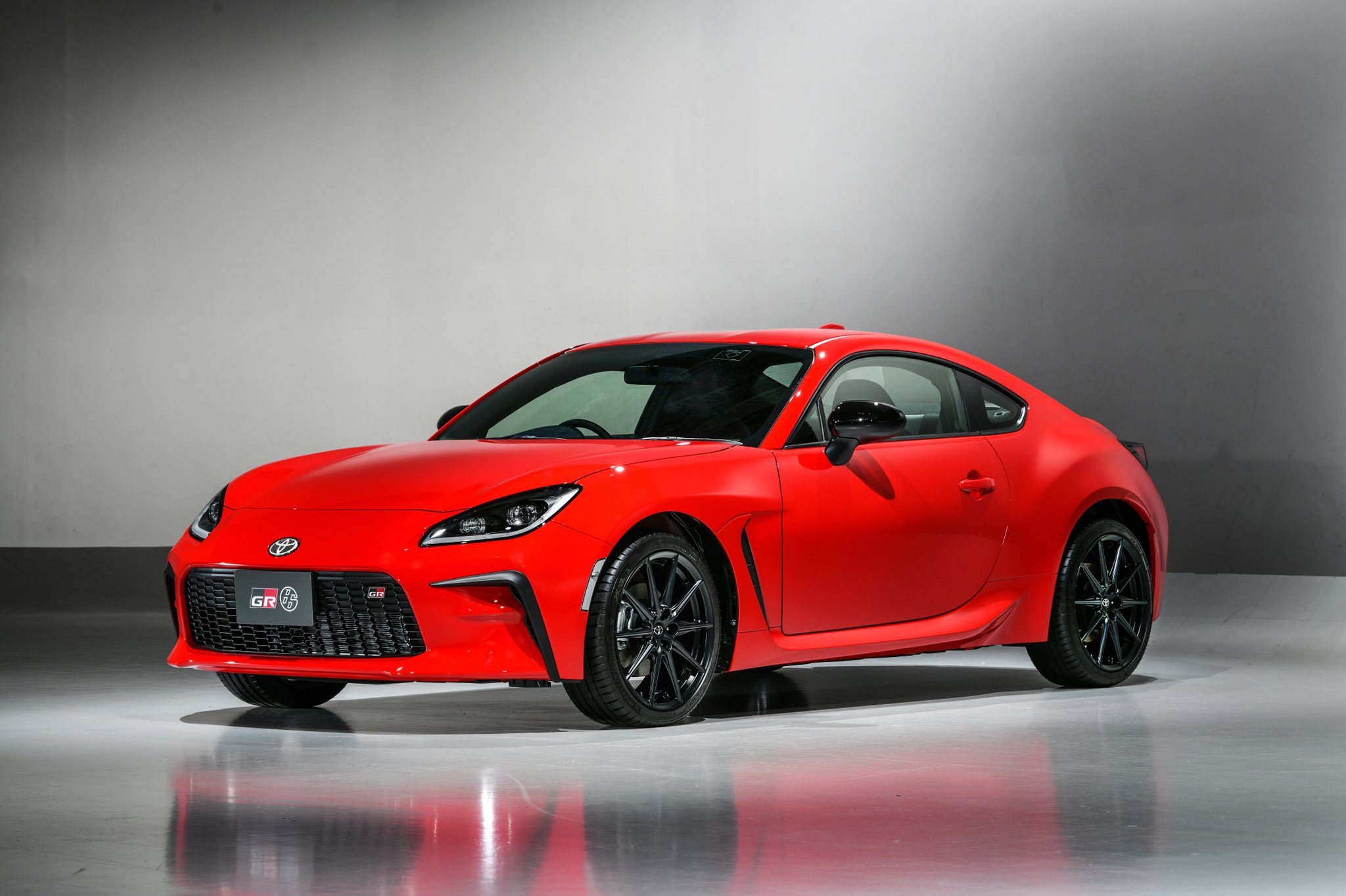 Mrくるま 遂に 世の車好きが待ちに待った新型86改め Gr86 が世界初公開 エンジンは先にbrzで発表されたように2 4l水平対向4気筒で初代から24馬力upの231馬力 86のデザインはbrzとは異なり台形型のグリルで トヨタらしい Grらしい顔つきになっており