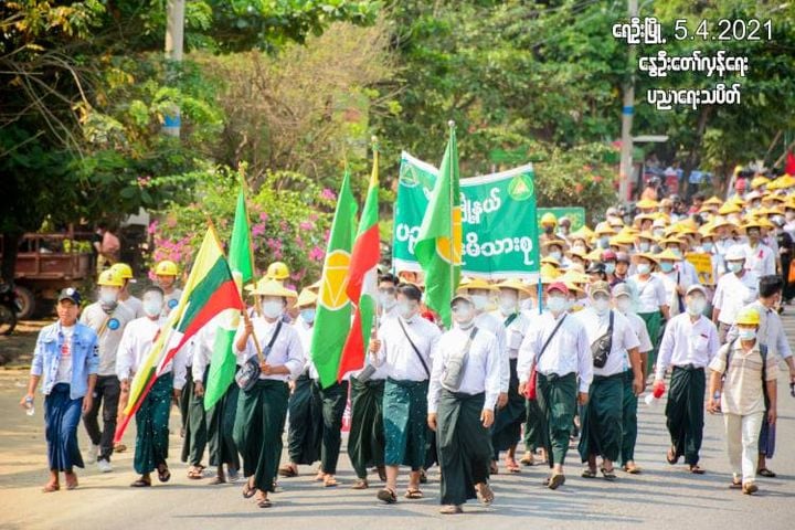 IrrawaddyNews's tweet photo. Education Staff on Strike in Sagaing’s Ye-U

Teachers and education department staff took to the streets to protest against the military regime in #Sagaing Region’s Ye-U Township in early morning on Apr. 5. 

(Photo: CJ) 
#WhatsHappeningInMyanmar https://t.co/OKkGmOOcZf