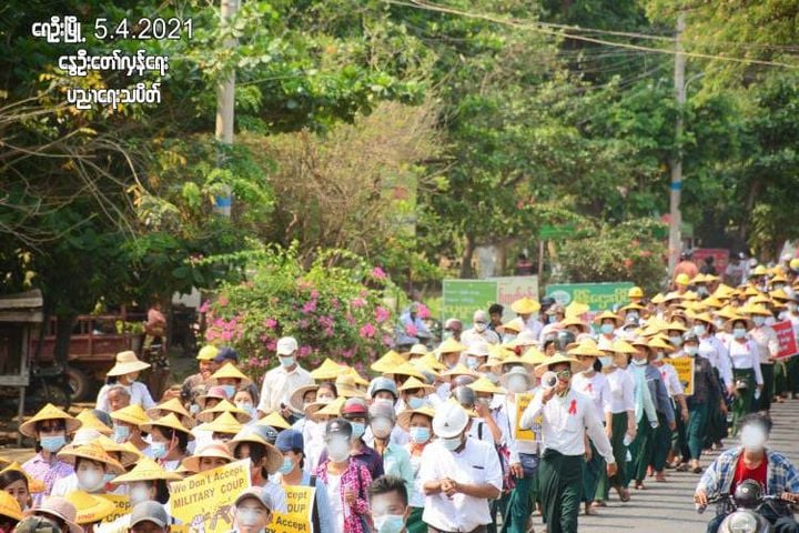 IrrawaddyNews's tweet photo. Education Staff on Strike in Sagaing’s Ye-U

Teachers and education department staff took to the streets to protest against the military regime in #Sagaing Region’s Ye-U Township in early morning on Apr. 5. 

(Photo: CJ) 
#WhatsHappeningInMyanmar https://t.co/OKkGmOOcZf
