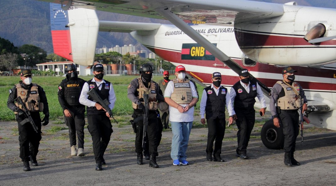 latablablog's tweet photo. El jefe del Cartel de #Paraguaná, Emilio Martínez, conocido como #ChicheSmith, fue trasladado a Caracas éste domingo, tras su aprehensión el sábado en #Anzoategui.
El hombre arribó a la base aérea La Carlota, con una hija y un nieto, también detenidos.
https://t.co/I55xtCZFd6 https://t.co/jCa6ufDJUm