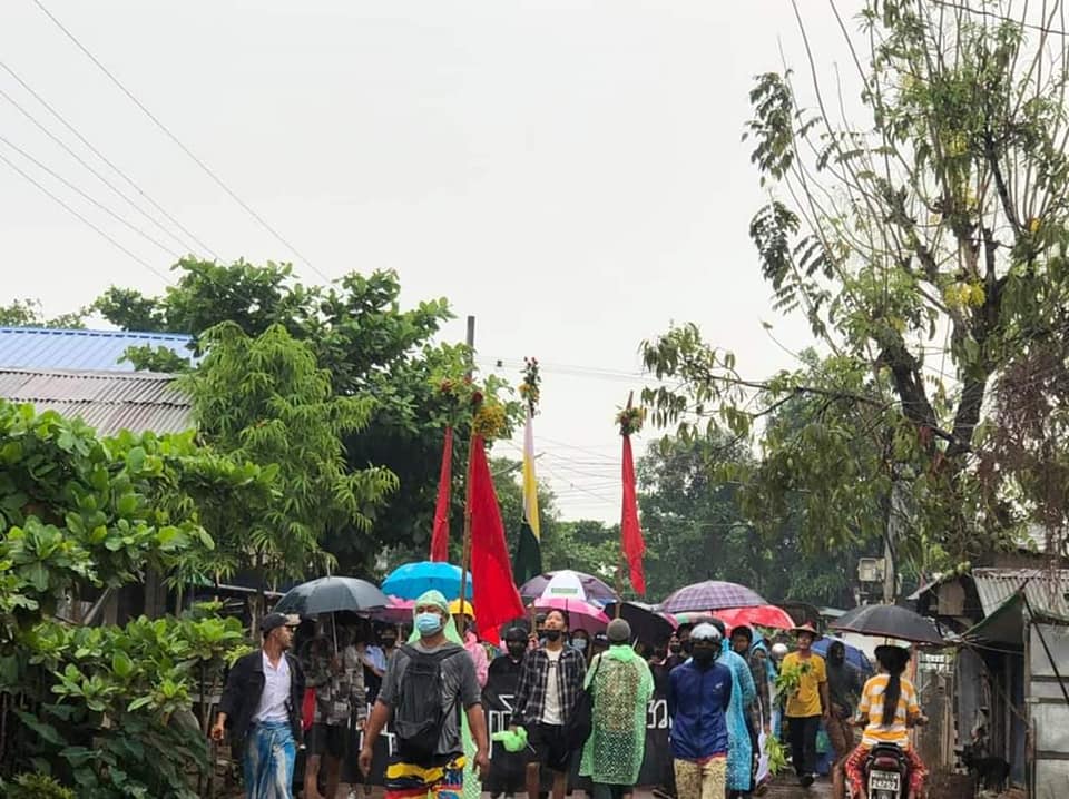 IrrawaddyNews's tweet photo. Protesters brave the elements in Bago

Despite rain, students took to the streets to protest against the military regime in #Bago in early morning on Apr. 5. 

(Photo: CJ) 
#WhatsHappeningInMyanmar https://t.co/qtdQxdPJwi