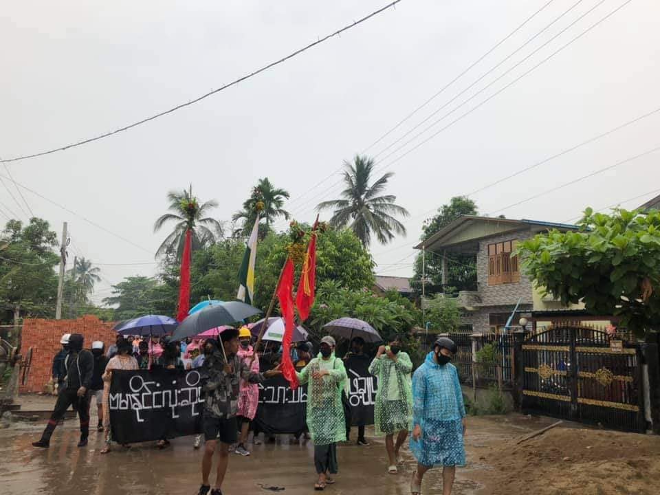 IrrawaddyNews's tweet photo. Protesters brave the elements in Bago

Despite rain, students took to the streets to protest against the military regime in #Bago in early morning on Apr. 5. 

(Photo: CJ) 
#WhatsHappeningInMyanmar https://t.co/qtdQxdPJwi