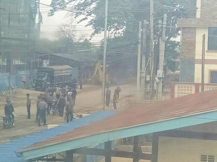sfys_nn's tweet photo. On Apr 5 around 10am, Junta's licensed terrorists beat up, kicked and abducted two youths by tying their hands from the back near railway road, MineLone in #Loikaw. They did confiscated their motorbikes as well said the witness.

#WhatsHappeningInMyanmar 
#Apr5Coup https://t.co/nm24SsUZhi
