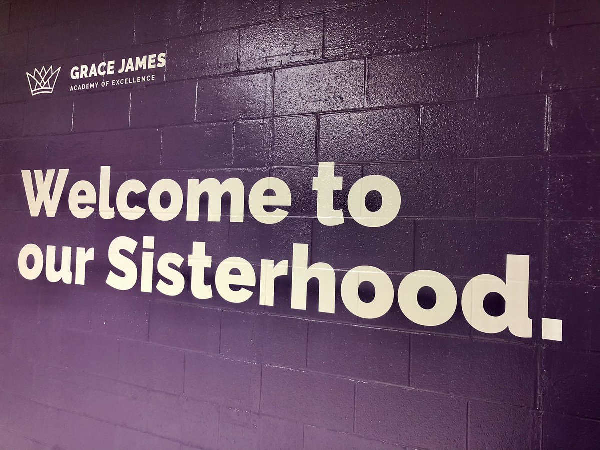 JCPSKY's tweet image. 👑 WHAT A WELCOME | ✅ Check it out! @STEAM_GEMS is ready to rock &amp;amp; roll! Today is extra special since it’s the first year for the middle school and the first time the girls are coming to their school in person! #JCPSReturn