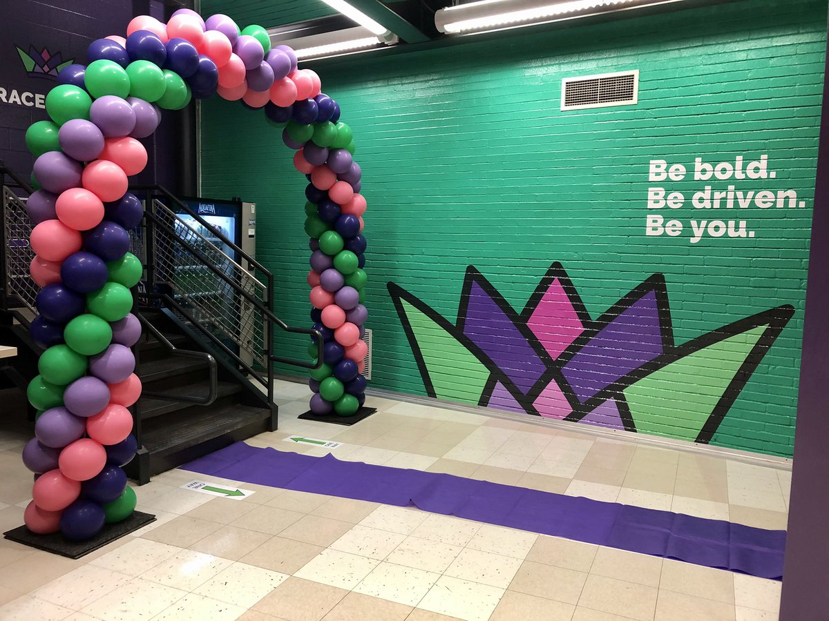 JCPSKY's tweet image. 👑 WHAT A WELCOME | ✅ Check it out! @STEAM_GEMS is ready to rock &amp;amp; roll! Today is extra special since it’s the first year for the middle school and the first time the girls are coming to their school in person! #JCPSReturn