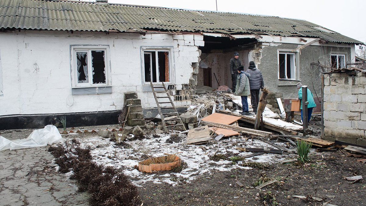 E34558110's tweet photo. @veggetery @LANDCMD @NATO @SHAPE_NATO @NATOJFCBS @NATOmoscowR @NATOinUkraine @MFA_Ukraine @Ukraine @DefenceU @USArmyEURAF @USEmbassyKyiv Вот что сейчас происходит на Донбассе, постоянные обстрелы жилых кварталов и мирных жителей украинскими фашистами. https://t.co/kmyH4k7BLC